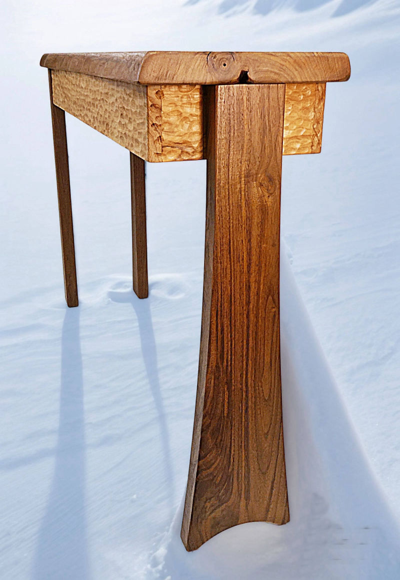 https://www.treeartisan.com/live-edge-walnut-table-.html